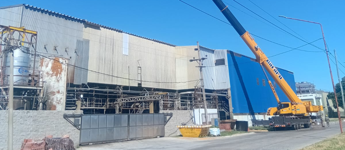 Grúa Cafaro trabajando en planta industrial