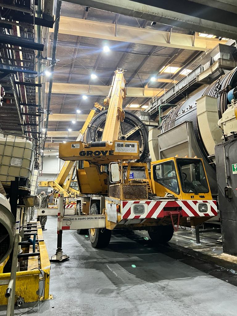 Grúa autopropulsada en planta industrial
