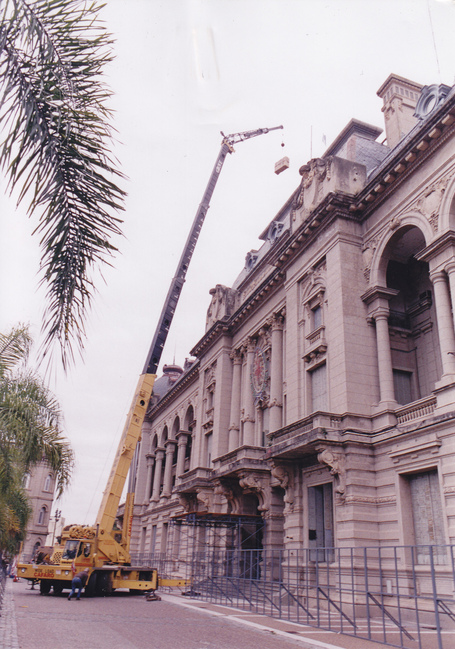 Grúa autopropulsada trabajando en edificio histórico